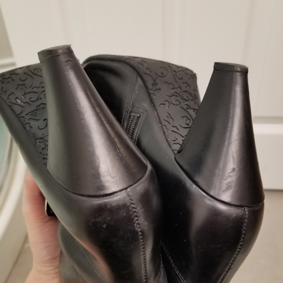 Black leather heeled boots - Picture 9 of 16